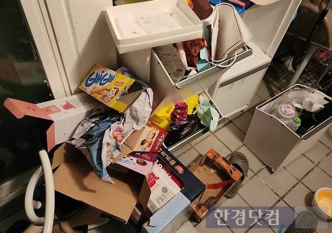 한쪽으로 밀어뒀던 재활용 쓰레기를 정리하기 시작합니다. 바로 옆에 아이 자전거도 있네요. 사진=오세성 한경닷컴 기자