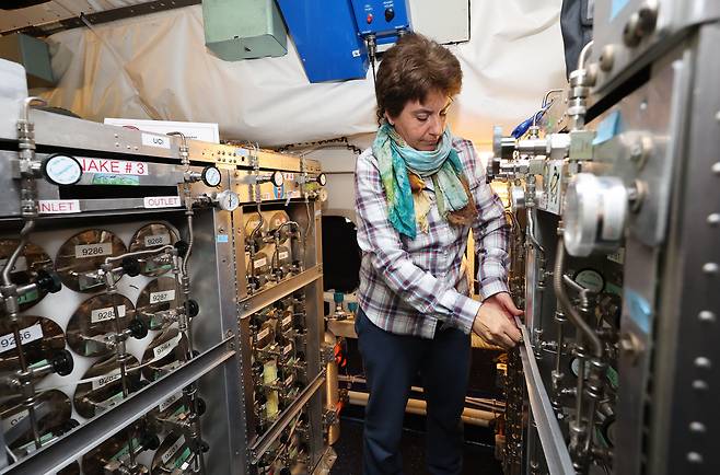 This photo shows the inside of NASA's DC-8 jetliner, an air-quality research aircraft also dubbed as the "flying science laboratory." (Yonhap)