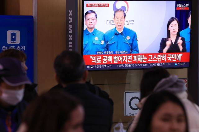 시민들이 18일 오후 서울역 대합실에서 한덕수 국무총리의 '의대정원 증원 필요성 및 의사 집단행동 관련 대국민 담화문' 발표 방송을 보고 있다. 연합뉴스