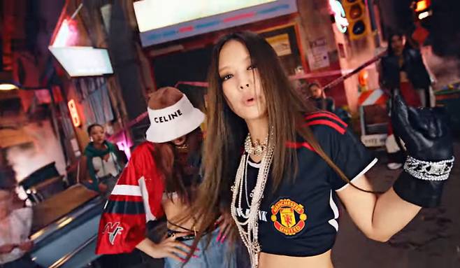 걸그룹 블랙핑크의 ‘핑크 베놈(Pink Venom)’뮤직비디오에서 제니가 입고 나온 ‘맨체스터 유나이티드 FC 팀카이스트 저지’.[사진=뮤직비디오 갈무리]
