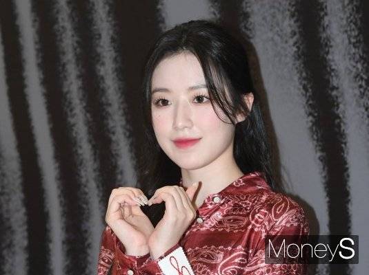 그룹 (여자)아이들 멤버 슈화가 활동을 중단한 가운데 쉴 틈 없는 스케줄에 대한 심경을 고백했다. 사진은 지난 2022년 9월  서울 영등포구 여의도 더 현대 서울에서 열린 이탈리아 패션 브랜드 '골든 구스' 팝업스토어 행사에 참석한 걸그룹 (여자)아이들 멤버 슈화. /사진=장동규 기자