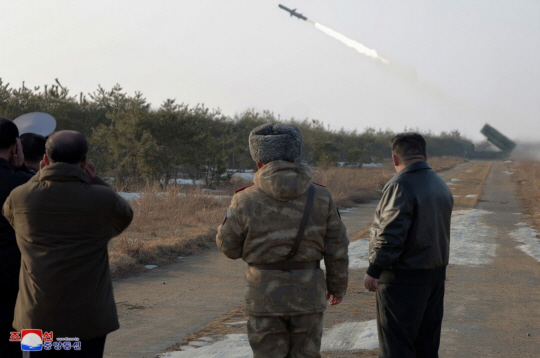 북한은 김정은 국무위원장이 지난 14일 새로 개발한 지상대해상 미사일 시험발사를 지도했다고 15일 밝혔다. 조선중앙통신은 김 위원장이 “2월 14일 오전 해군에 장비하게 되는 신형 지상대해상 미사일 ‘바다수리-6’형 검수 사격 시험을 지도했다”고 보도했다. 조선중앙통신 홈페이지 캡처