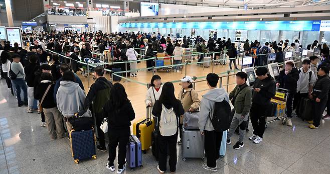 설 연휴가 시작된 8일 영종도 인천국제공항 출국장이 연휴 기간 휴가를 가려는 시민들로 붐비고 있다.