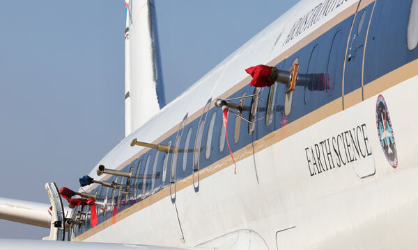 지난 16일 경기도 평택시 오산 공군기지에서 국립환경과학원·NASA 아시아 대기질 공동조사(ASIA-AQ)에 참가할 첨단 대기질 관측용 항공기 ‘DC-8’에 각종 측정용 장비들이 달려 있다. 평택=연합뉴스