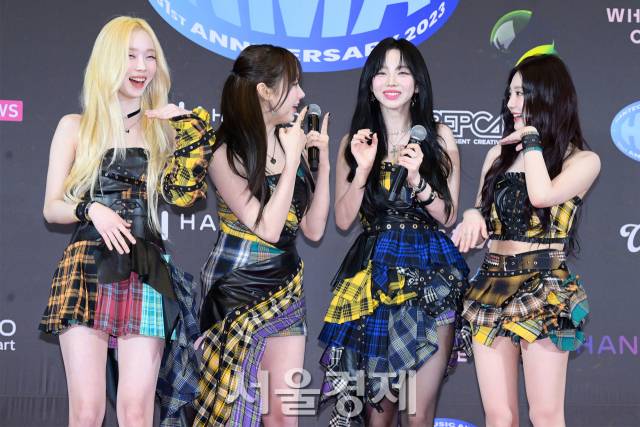 그룹 에스파(aespa)가 18일 오후 서울 중구 동대문디자인플라자(DDP)에서 열린 31주년 ‘한터뮤직어워즈 2023(HMA 2023)’ 레드카펫에서 즐거운 시간을 보내고 있다. 김규빈 기자