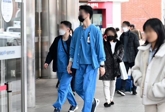 전공의들이 의대 정원 확대에 반발하며 집단행동을 예고한 가운데 18일 서울의 한 대학병원에서 의료진 등 관계자들이 이동하고 있다. 대한전공의협의회(대전협)는 지난 16일 '빅5' 병원 전공의 대표들과 논의한 결과 오는 19일까지 해당 병원 전공의 전원이 사직서를 제출하고 20일 오전 6시 이후에는 근무를 중단하기로 했다고 밝혔다. 권욱 기자