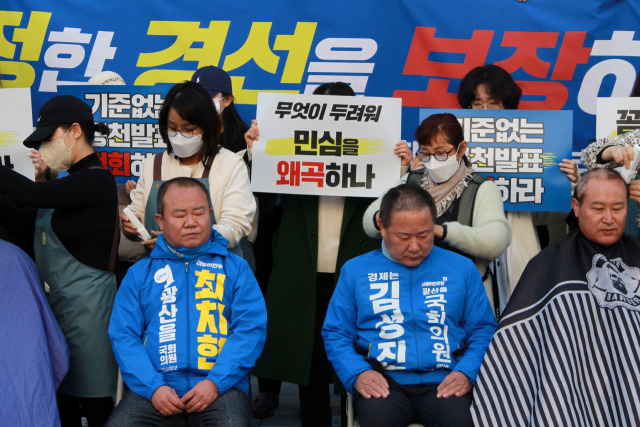 김성진(오른쪽) 전 산업통상자원부 대변인과 최치현 전 청와대 행정관이 지난 17일 더불어민주당 광주시당사 앞에서 삭발하며 광주 광산을 경선 과정 공개를 촉구하고 있다. 연합뉴스