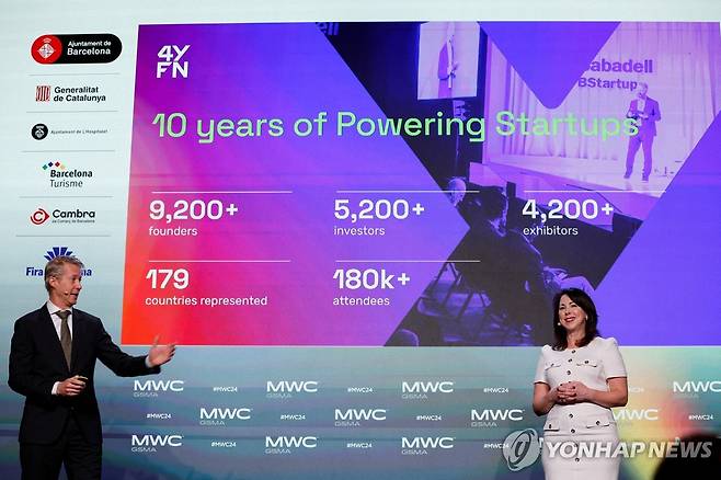 기자회견 하는 마츠 그란리드 GSMA 사무총장과 라라 디워 GSMA 최고마케팅책임자 [로이터 연합뉴스 자료사진]