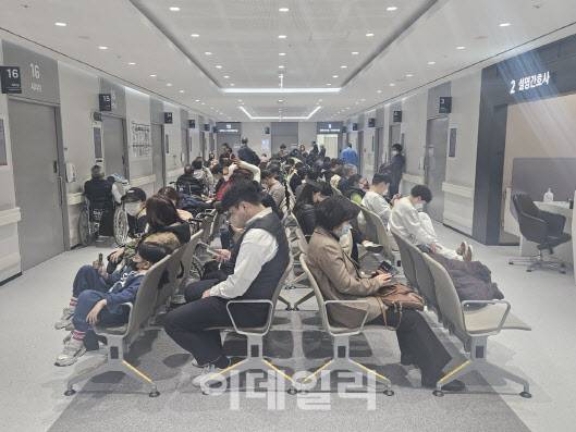 환자와 보호자들이 지난 16일 서울 종로구 서울대병원에서 치료를 받기 위해 기다리고 있다.(사진=이영민 기자)