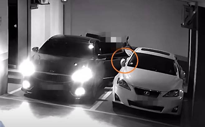 한 주차장에서 검은색 차량 차주가 옆 흰색 승용차 옆 부분을 ‘문콕’하는 모습이 찍힌 CCTV 영상. (사진=유튜브 채널 ‘한문철TV’ 캡처)