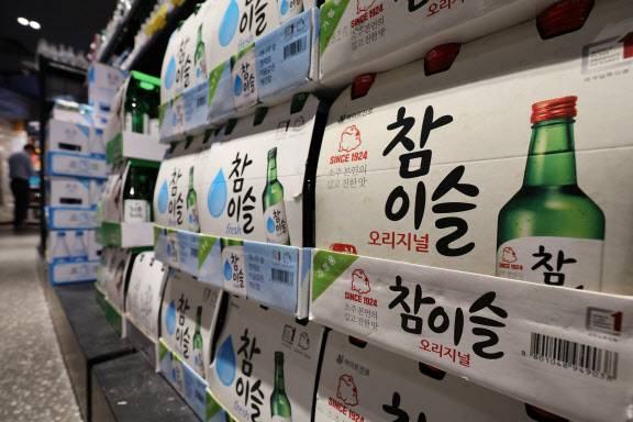 서울 시내 한 대형마트에 참이슬이 진열돼 있다.(사진=연합뉴스)