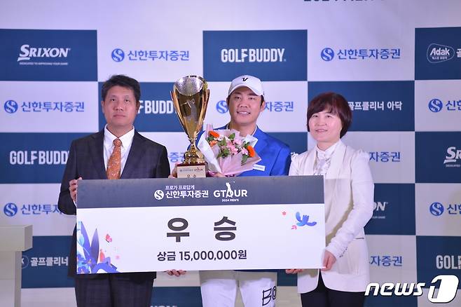 대전 골프존조이마루에서 열린 ‘2024 신한투자증권 GTOUR MEN’S’ 2차 결선 시상식에서 왼쪽부터 박강수 골프존 대표, 김민수 선수, 김수영 신한투자증권 본부장이 기념사진을 찍고 있다.(골프존 제공)