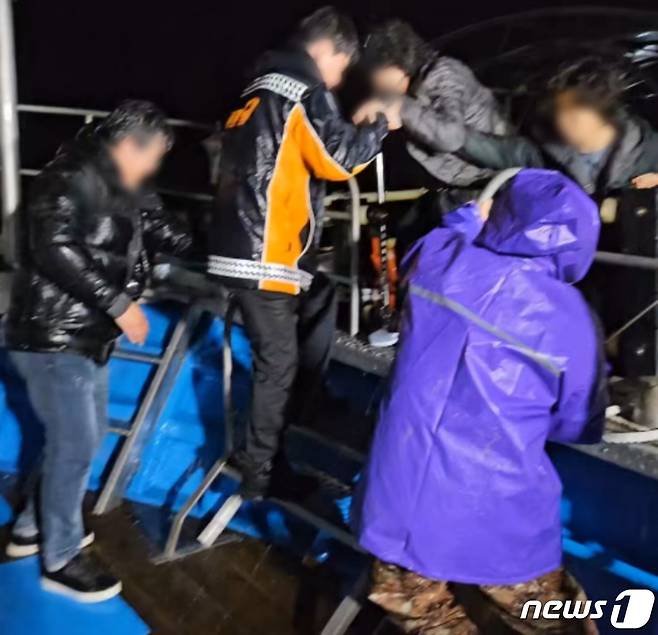 18일 밤 사천의 한 해상펜션에서 일가족이 고립돼 소방이 구조하고 있다.(경남소방본부 제공)