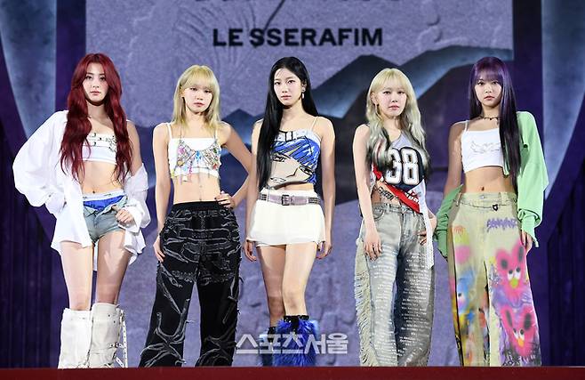 르세라핌(LE SSERAFIM)이 19일 서울 성북구 고려대학교 화정체육관에서 열린 세 번째 미니앨범 ‘이지(EASY)’ 발매 기념 미디어 쇼케이스에서 취재진을 향해 포즈를 취하고 있다. 왼쪽부터 허윤진, 김채원, 카즈하, 사쿠라, 홍은채. 2024. 2. 19. 박진업 기자 upandup@sportsseoul.com