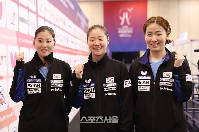 한국의 윤효빈(왼쪽부터) 이시온 이은혜가 19일 밤 부산 벡스코에서 열린 2024 부산세계탁구선수권대회 여자단체 조별리그 5조 4라운드에서 쿠바를 3-0으로 잡은 뒤 믹스트 존에서 포즈를 취하고 있다. 대회조직위원회