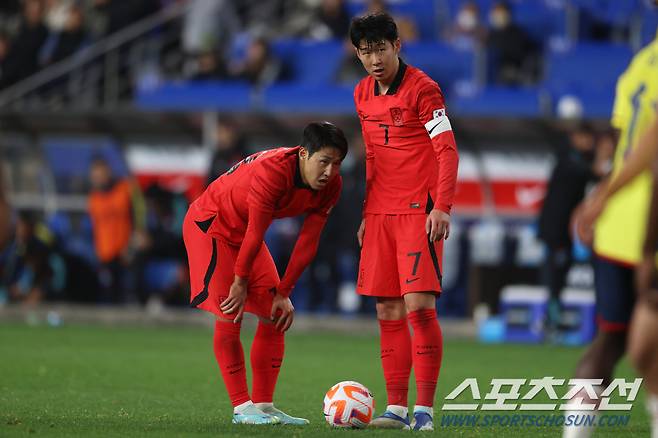 울산문수축구경기장/ 하나은행 초청 축구국가대표 친선경기/ 남자A대표팀/ 한국 vs 콜롬비아/ 이강인, 손흥민/ 프리킥 준비/ 사진 이완복