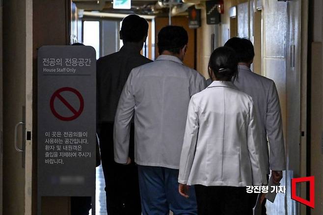 수도권 대형병원인 '빅5' 병원 전공의들이 정부의 의대증원에 반발해 전원 사직서를 제출하겠다고 밝힌 지난 16일 서울 한 대형병원에서 전공의들이 이동하고 있다. 사진=강진형 기자aymsdream@