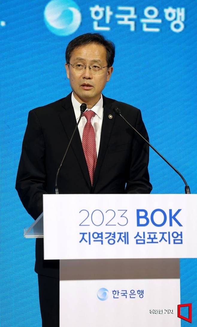 2일 한국은행 신축 통합별관에서 열린 한국은행 주최 '2023 BOK 지역경제 심포지엄' 에서 이형일 통계청장이 축사를 하고 있다. 사진=허영한 기자 younghan@