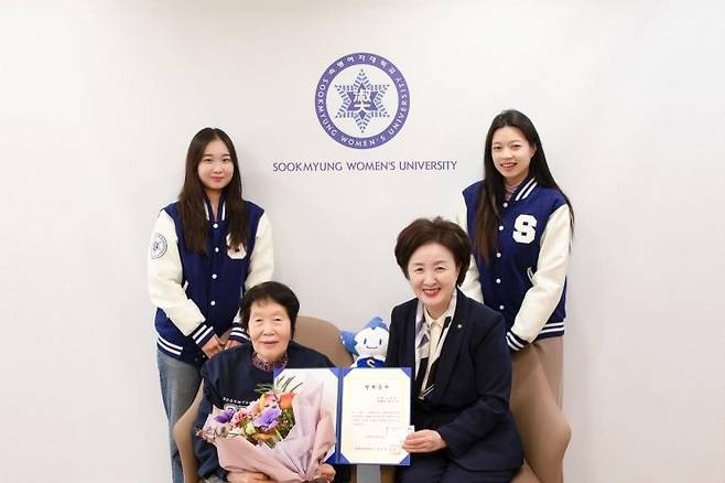 김정자 할머니(왼쪽)과 장윤금 숙명여대 총장(오른쪽). [이미지출처=숙명여대]