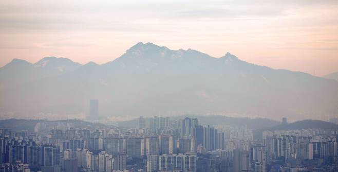 지난 18일 미세먼지로 시야가 흐린 서울의 모습. 기준치 이하의 일상적인 대기 오염도 청소년의 뇌 발달에 악영향을 미친다는 연구 결과가 나왔다./뉴시스