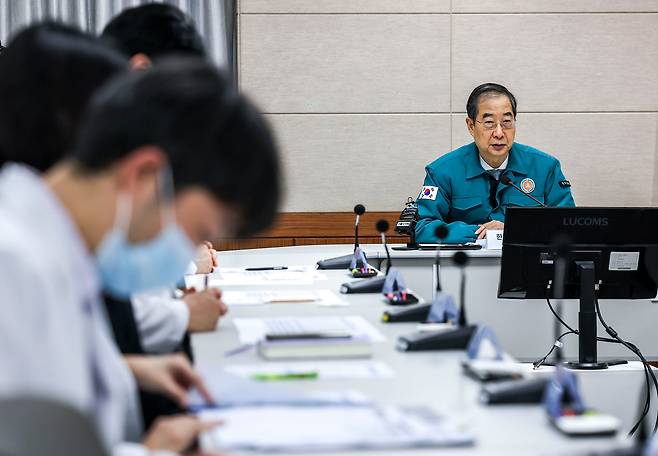 한덕수 국무총리가 19일 서울 중구 국립중앙의료원을 찾아 의사집단행동 대비 현장점검에 앞서 당부의 말을 하고 있다./뉴시스