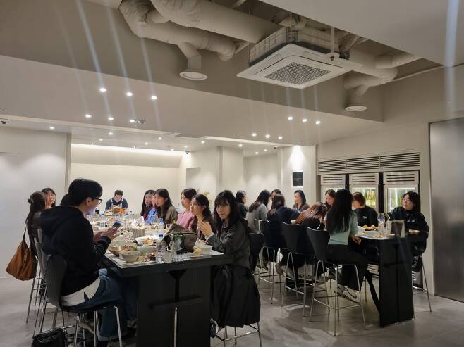 15일 서울 성동구 성수동에 위치한 게방식당 2호점에서 손님들이 식사하고 있다./이민아 기자