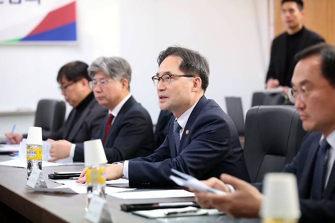 한기정 공정거래위원장이 지난달 26일 오후 서울 여의도 소상공인연합회에서 열린 '공정거래위원회-소상공인연합회 현장 간담회'에 참석한 모습. 이날 간담회에서는 온라인플랫폼-소상공인 거래 등에 대해 논의됐다. /뉴스1