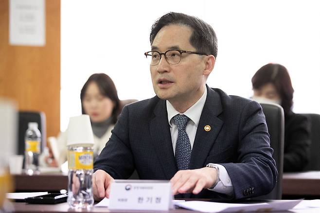 한기정 공정거래위원장이 지난달 26일 오후 서울 여의도 소상공인연합회에서 열린 '공정거래위원회-소상공인연합회 현장 간담회'에서 인사말하고 있다. /뉴스1