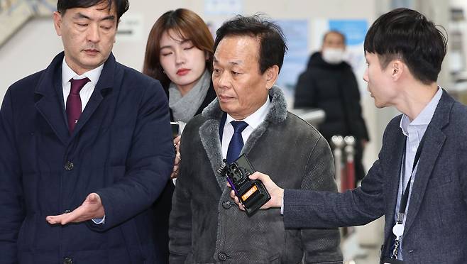 백현동 개발 특혜 의혹의 '대관 로비스트'로 지목된 김인섭 전 한국하우징기술 대표가 13일 오후 서울 서초구 서울중앙지방법원에서 열린 특정범죄가중처벌 등에 관한 법률 위반(알선수재) 혐의 1심 선고 공판에 출석하고 있다./연합뉴스