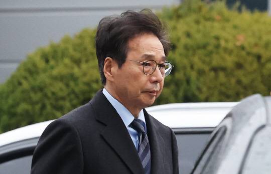 수백억원대 임금 및 퇴직금을 체불한 혐의(근로기준법 위반)로 구속영장이 청구된 박영우 대유위니아 회장이 19일 오전 경기도 성남시 수원지방법원 성남지원에서 열린 구속 전 피의자 심문(영장실질심사)에 출석하고 있다.  [연합뉴스]