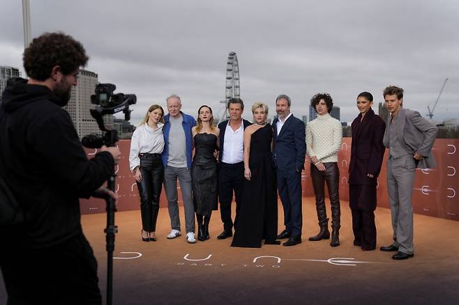 Lea Seydoux, Stellan Skarsgard, Rebecca Ferguson, Josh Brolin, Florence Pugh, Denis Villeneuve, Timothee Chalamet, Zendaya and Austin Butler attend the photocall for the film 'Dune: Part Two' at Savoy Place, in London, Britain, February 14, 2024. REUTERS/Maja Smiejkowska /REUTERS/뉴스1 /사진=뉴스1 외신화상