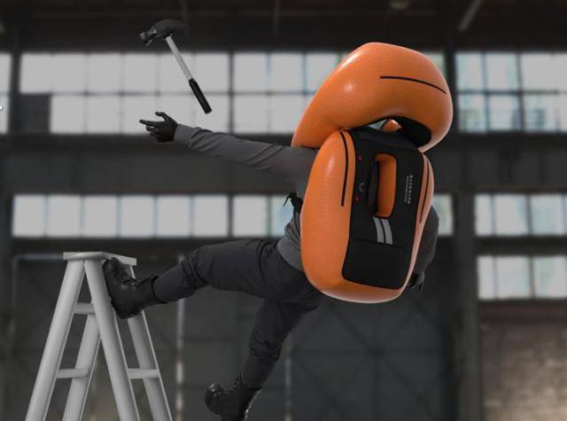 작업자가 추락 시 세이프웨어가 작동하는 모습. 회사 제공