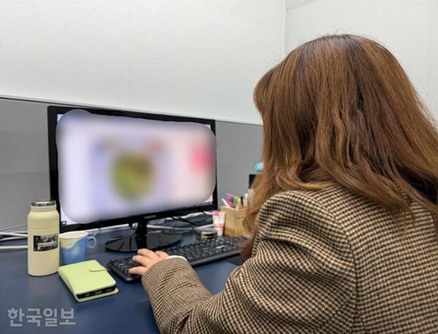 지체장애인 데이터 라벨러 최용주씨가 지난해 12월 22일 서울 마포구 사무실에서 라벨링 작업을 하고 있다. 오지혜 기자