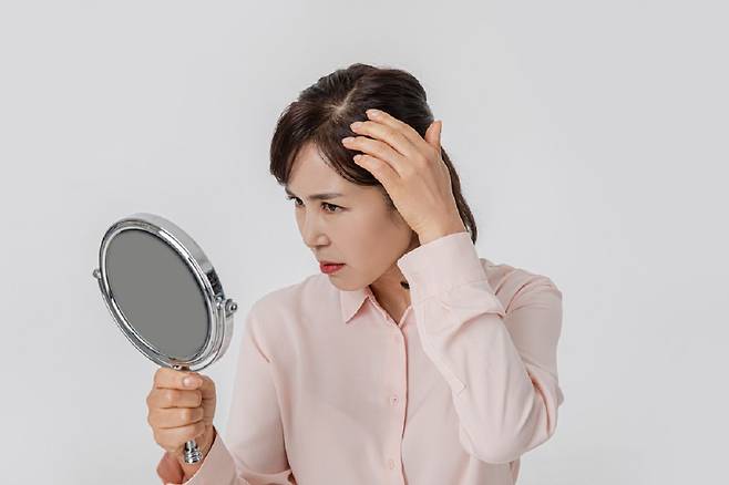 모낭에 있는 속뿌리싸개는 노화에 따라 모양이 변할 수 있으며, 이에 따라 머리카락의 곱슬거림이 심해질 수 있다./사진=클립아트코리아