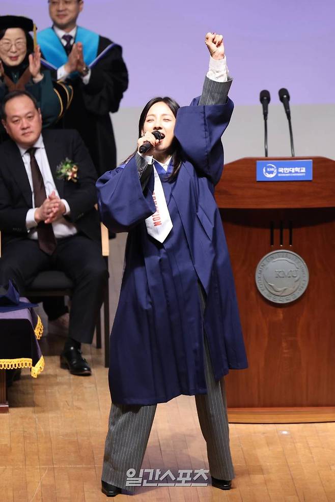 가수 이효리가 14일 오전 서울 성북구 국민대학교 콘서트홀에서 열린 '2023학년도 전기 학위수여식'에 참석해 축가를 하고 있다. 서병수 기자 qudtn@edaily.co.kr /2024.02.14/