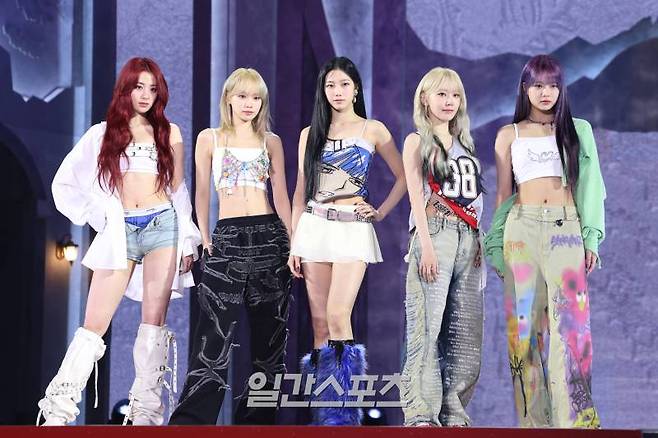 그룹 르세라핌(LE SSERAFIM) 허윤진, 김채원, 카즈하, 사쿠라, 홍은채가 19일 오후 서울 성북구 고려대학교 화정체육관에서 열린 미니 3집 ‘이지(EASY)’ 발매 기념 쇼케이스에 참석해 포즈를 취하고 있다. 동명의 타이틀곡 ‘이지’는 어느 것 하나 쉽지 않지만, 우리가 모든 것을 쉽게 만들어 보이겠다는 르세라핌만의 각오가 담겼다. 알앤비 스타일의 캐치한 보컬과 중독성 강한 멜로디의 조화가 매력적인 노래다. 서병수 기자 qudtn@edaily.co.kr /2024.02.19/