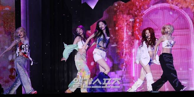 그룹 르세라핌(LE SSERAFIM) 허윤진, 김채원, 카즈하, 사쿠라, 홍은채가 19일 오후 서울 성북구 고려대학교 화정체육관에서 열린 미니 3집 ‘이지(EASY)’ 발매 기념 쇼케이스에 참석해 타이틀곡 무대를 선보이고 있다. 동명의 타이틀곡 ‘이지’는 어느 것 하나 쉽지 않지만, 우리가 모든 것을 쉽게 만들어 보이겠다는 르세라핌만의 각오가 담겼다. 알앤비 스타일의 캐치한 보컬과 중독성 강한 멜로디의 조화가 매력적인 노래다. 서병수 기자 qudtn@edaily.co.kr /2024.02.19/