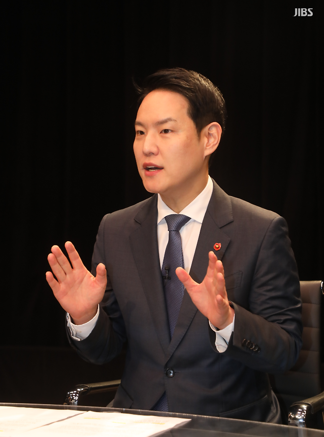 오늘(19일) 진행된 JIBS 등 제주지역 언론 4사 대담에서 발언하는 제주시을 더불어민주당 김한규 국회의원 (사진, 언론 4사 공동취재단)