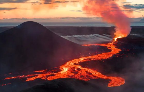 마그마가 화구를 통해 비교적 조용하게 액체 상태의 용암으로 흘러나오는 일류성 분화.