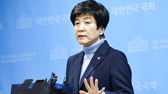 김영주 국회부의장이 19일 오후 서울 여의도 국회 소통관에서 더불어민주당 탈당 기자회견을 마치고 취재진의 질문에 답하고 있다. 뉴스1