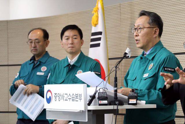 박민수 보건복지부 2차관이 19일 오전 정부세종청사에서 열린 '의사 집단행동 중앙사고수습본부' 브리핑을 하고 있다. 연합뉴스