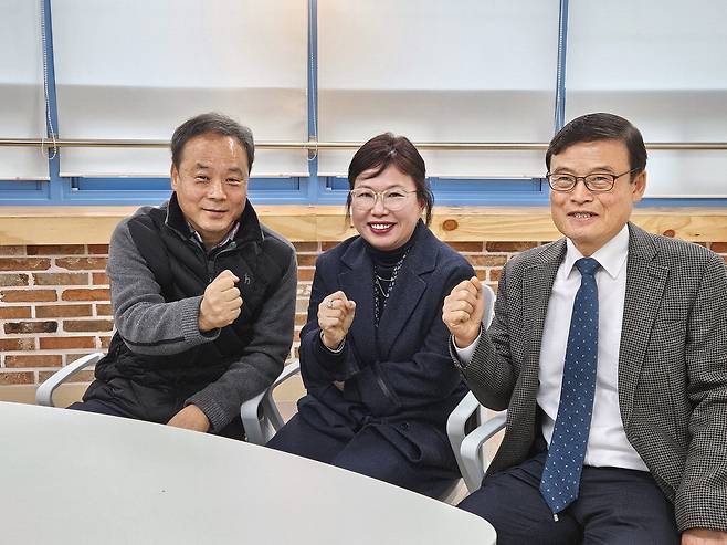 학교폭력 전담 조사관이 된 전경재, 주지헌, 전민식 씨(왼쪽부터)가 19일 성동공업고등학교에서 진행된 연수 현장에서 기념촬영을 하고 있다.  이용익 기자