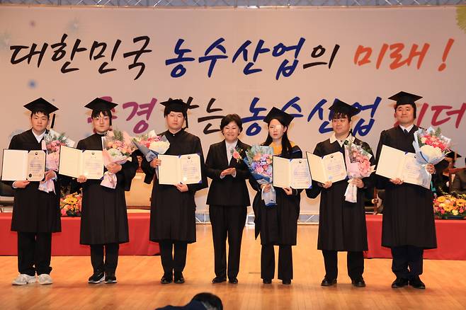 송미령(가운데) 농림축산식품부 장관이 16일 전북 전주 덕진구 한국농수산대학에서 진행된 한농대 학위수여식에서 졸업생들과 기념촬영을 하고 있다.[농림축산식품부 제공]