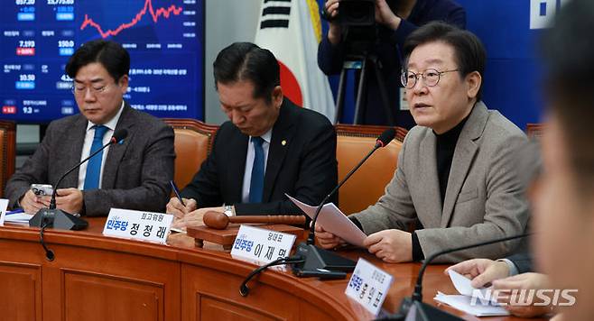 [서울=뉴시스] 고범준 기자 = 이재명 더불어민주당 대표가 19일 오전 서울 여의도 국회에서 열린 최고위원회의에서 발언하고 있다. 2024.02.19. bjko@newsis.com