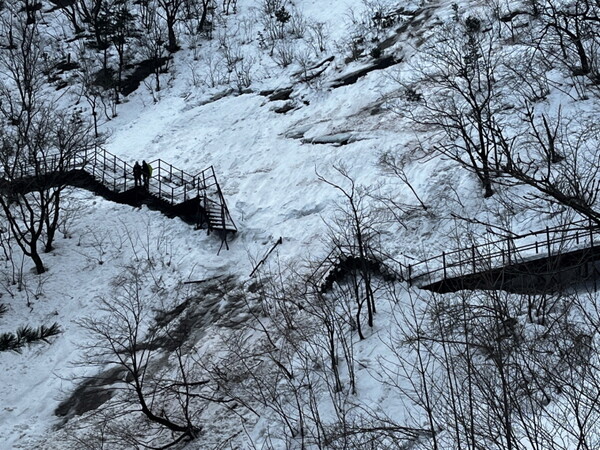 소공원~오련폭포 구간의 철계단이 눈사태로 20m 정도 찢겨 나갔다.