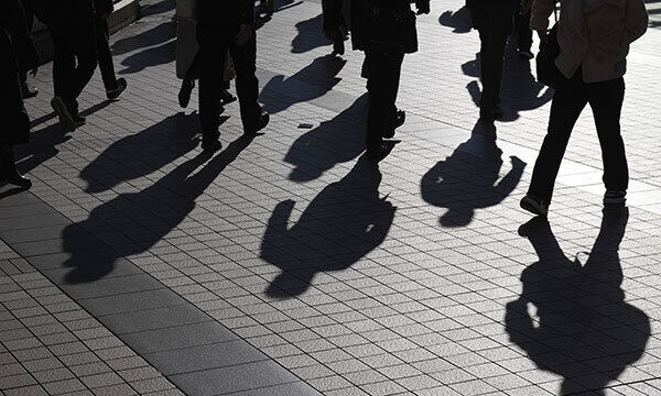 일본 도쿄 시나가와역에서 직장인들이 출근길 발걸음을 옮기고 있다. AP연합뉴스