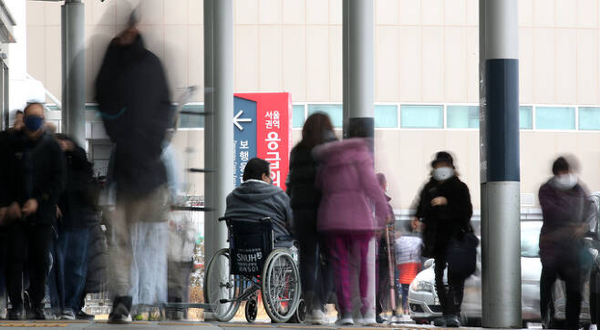 19일 서울 시내의 한 대학병원을 찾는 환자 및 보호자들의 발길이 이어지고 있다. 뉴스1
