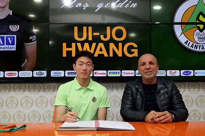 ▲ 황의조는 18일(한국시간) 바세세히르 오쿨라이 스타디움에서 열린 2023-24시즌 튀르키예 수페르리가 26라운드 아다나 데미스포르전을 통해 알란야스포르 소속으로 데뷔전을 치렀으나 4분 만에 햄스트링 부상으로 교체됐다. ⓒ 알란야스포르