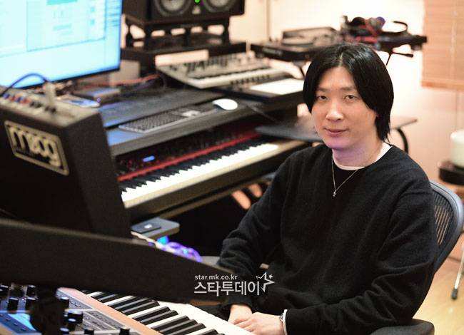 프라이머리가 ‘킬러들의 쇼핑몰’, ‘D.P.’, ‘약한영웅’ 등 OTT 콘텐츠 음악감독으로 맹활약 중이다. 유용석 기자