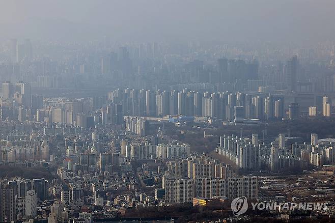 작년 아파트 매매 13만건 증가…증가폭 역대 3번째 (경기 광주=연합뉴스) 박동주 기자 = 지난해 전국 아파트 매매 건수가 전년 대비 약 13만건 증가한 것으로 나타났다. 
    사진은 14일 경기도 광주시 남한산성에서 바라본 서울의 아파트 단지의 모습. 2024.2.14 pdj6635@yna.co.kr